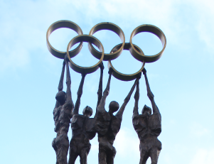 Photo d'une sculpture avec des anneaux olympiques Photo d'une sculpture avec des anneaux olympiques