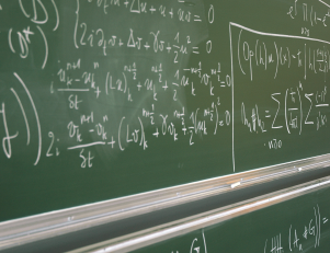 Photo d'un tableau noir avec formules mathématiques Photo d'un tableau noir avec formules mathématiques